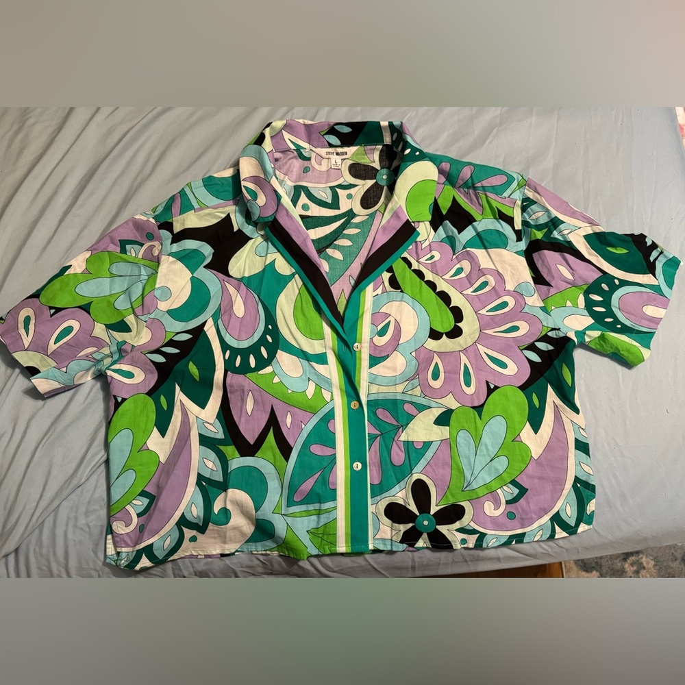 Patterned Steve Madden cropped button up top, size L